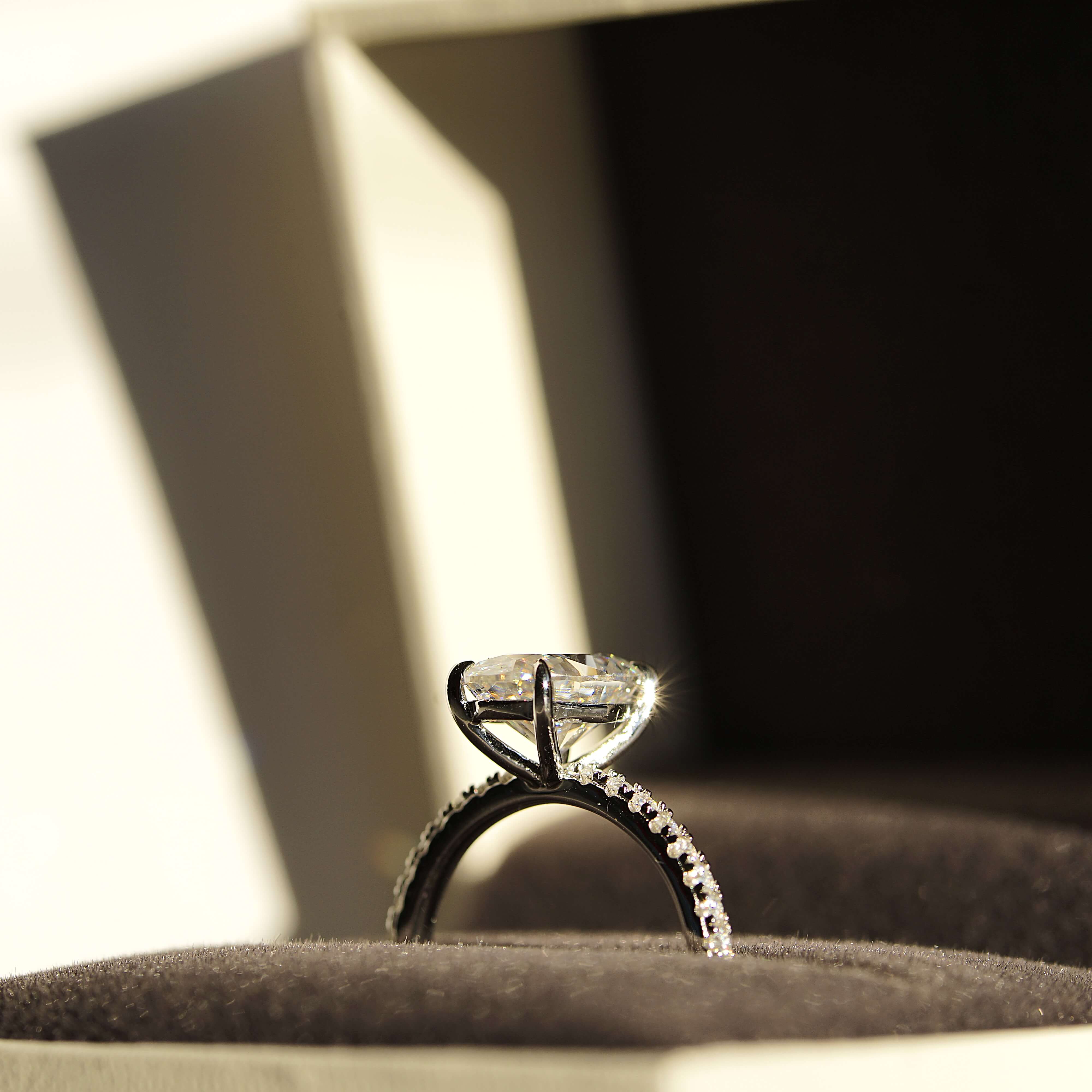 Oval Cut 2.5 Carat - Elongated Oval - Pave Band - Moissanite | Luxury Collection Aura Diamonds