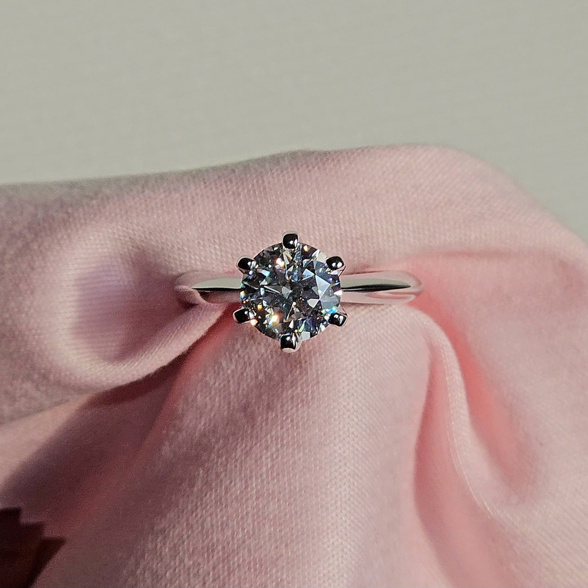 Aura Classic Solitaire Ring - White Gold - Round Brilliant Cut Aura Diamonds