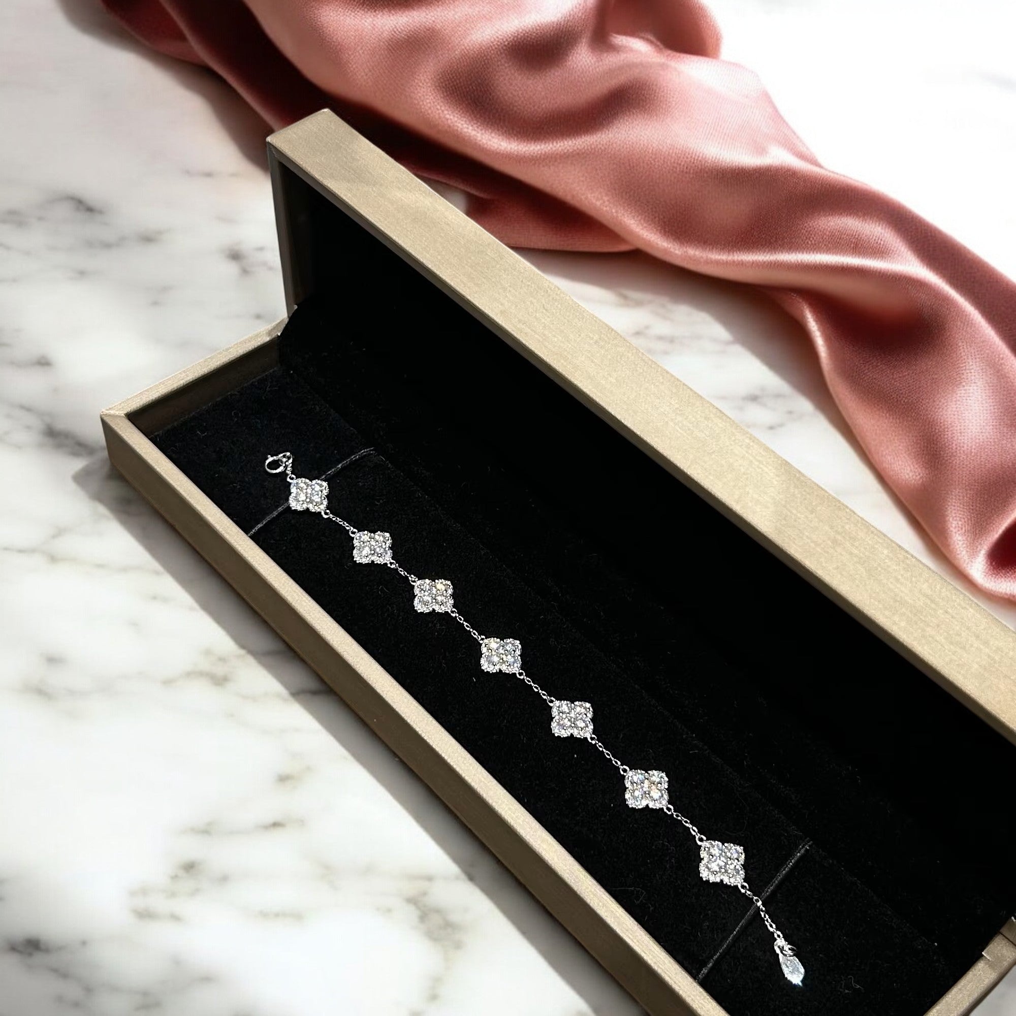 Timeless Anna Clover Bracelet - Gold/White Gold - Moissanite Aura Diamonds