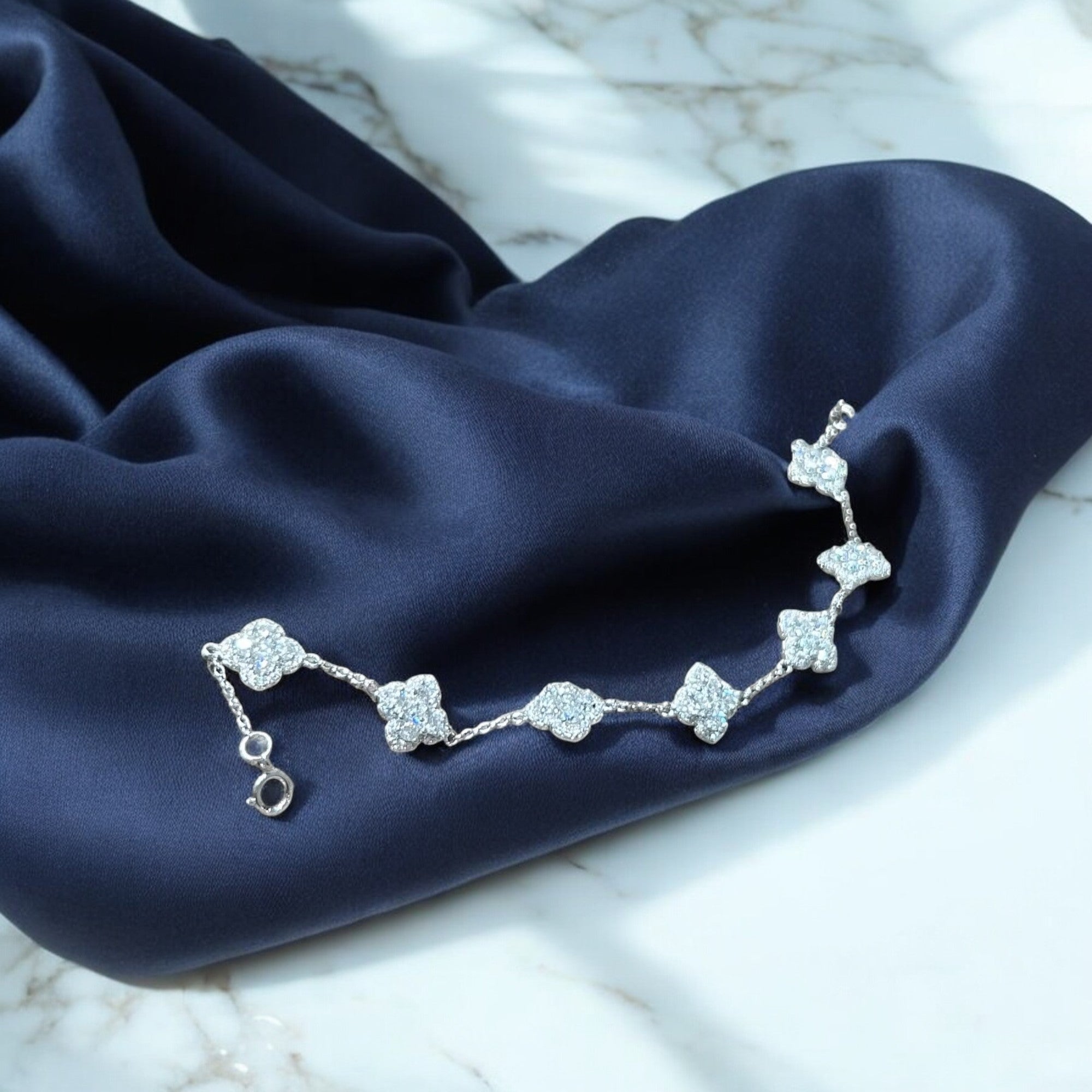Timeless Anna Clover Bracelet - Gold/White Gold - Moissanite Aura Diamonds